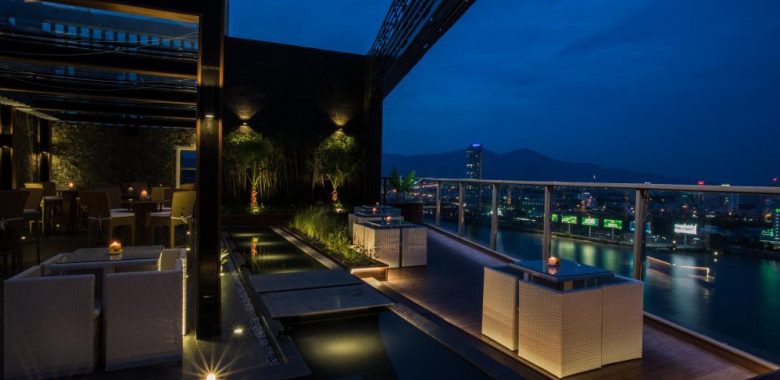 Rooftop Bar ở Khách sạn Brilliant (Nguồn: travelmart.vn)