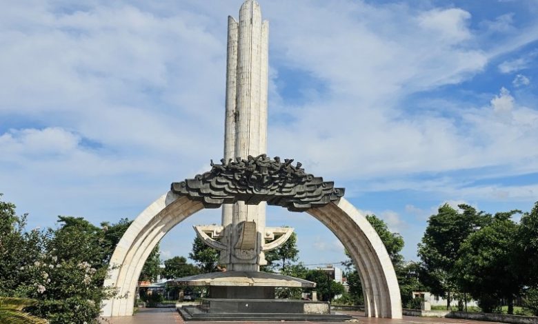 Tượng Đài 7 Anh Hùng Dũng Sĩ Điện Ngọc