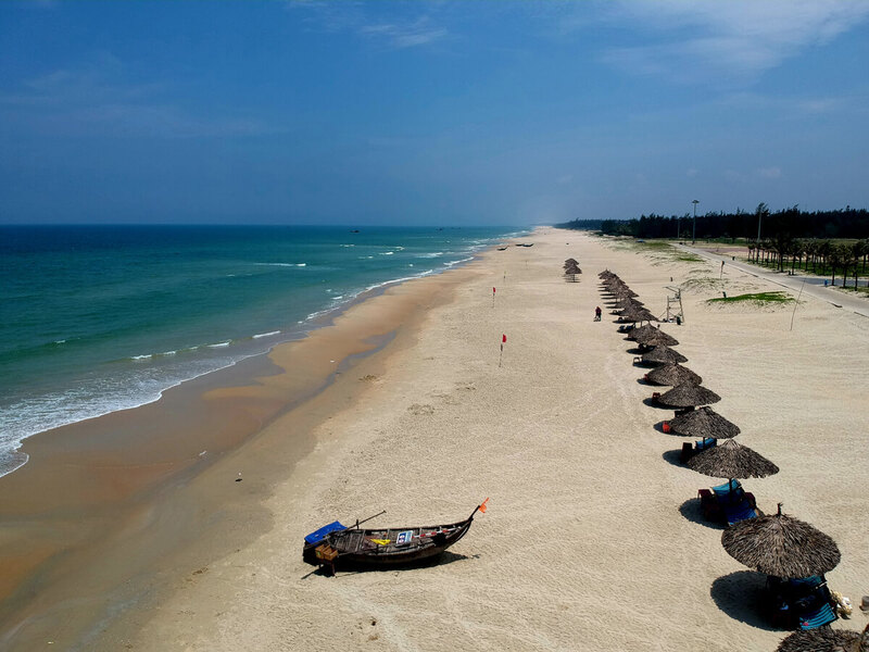 Bãi biển Tam Thanh: Bãi biển bình dị với những bức tranh tường sống động