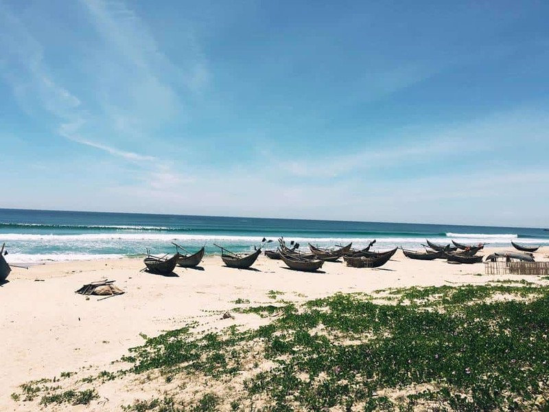 Bãi biển Tam Thanh: Bãi biển bình dị với những bức tranh tường sống động