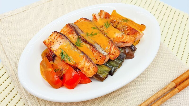Hình ảnh cá hồi nướng với rau củ