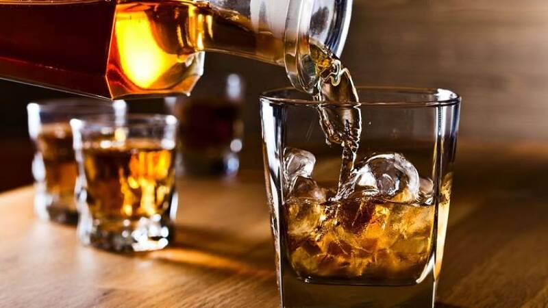 Các loại đồ uống có cồn và đồ uống có chứa caffeine