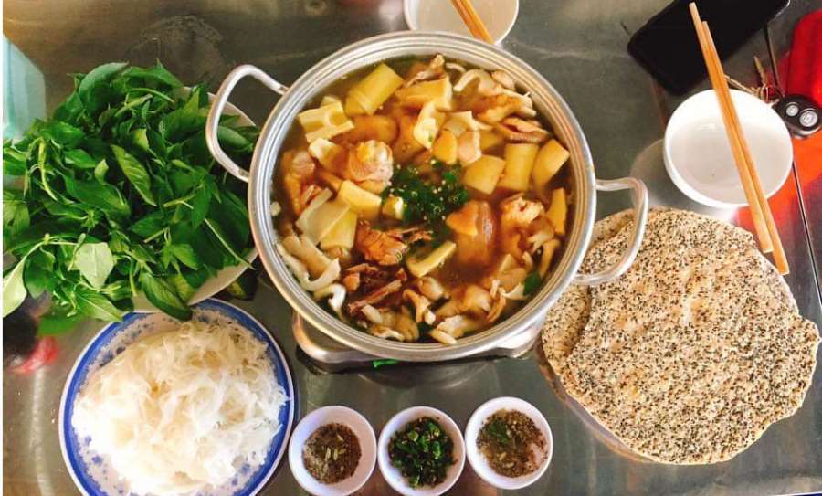 Đặc sản Lẩu gà lá É Đà Lạt