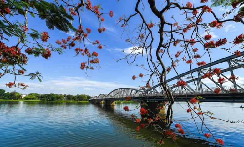 Cùng vietnamtoplist khám phá vẻ đẹp đầy thơ mộng và cổ kính của thành phố này thông qua hình ảnh thành phố Huế nhé!