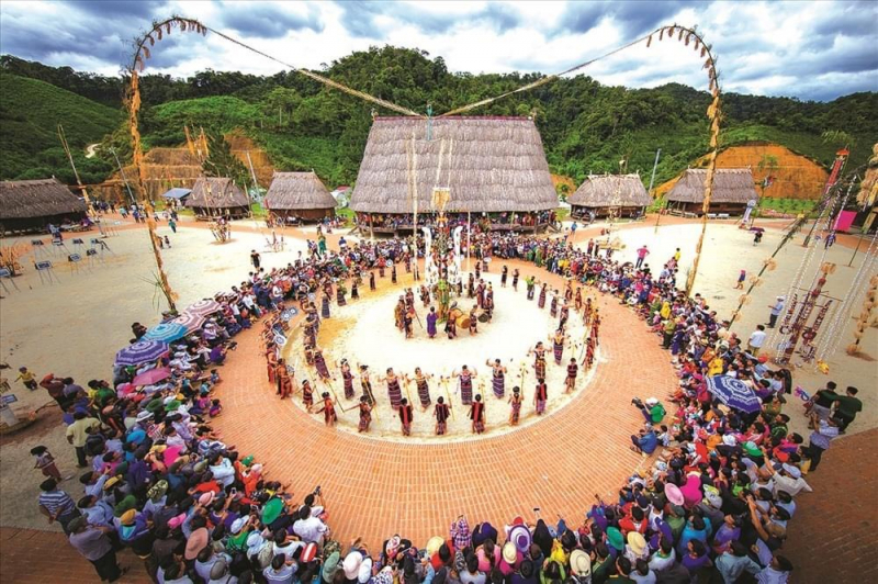 Hình ảnh dân tộc Cơ-Tu
