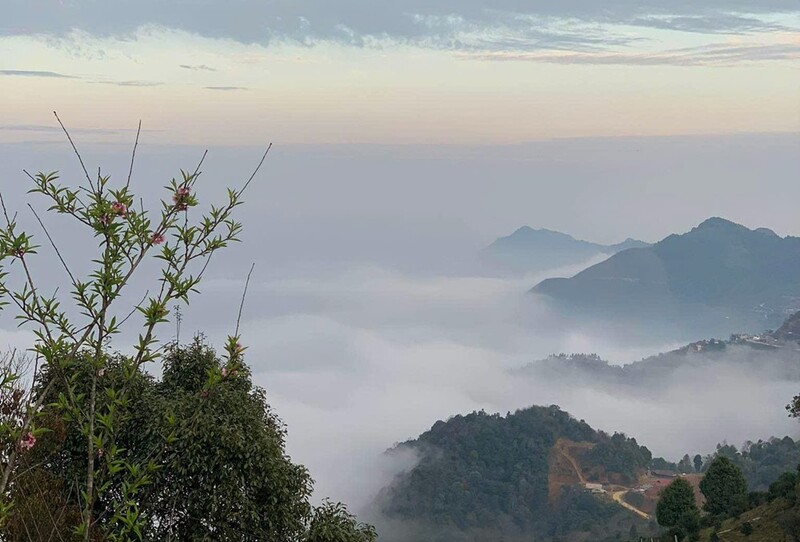 Hình ảnh mây mù che phủ thung lũng Tây Bắc