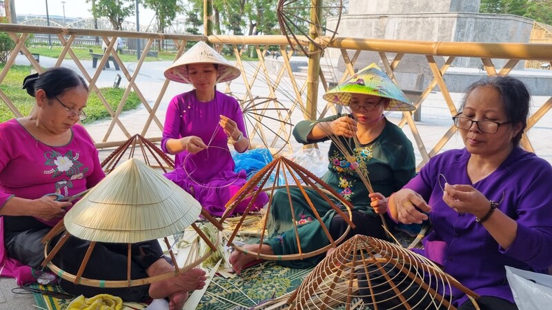Hình ảnh nghề làm nón lá