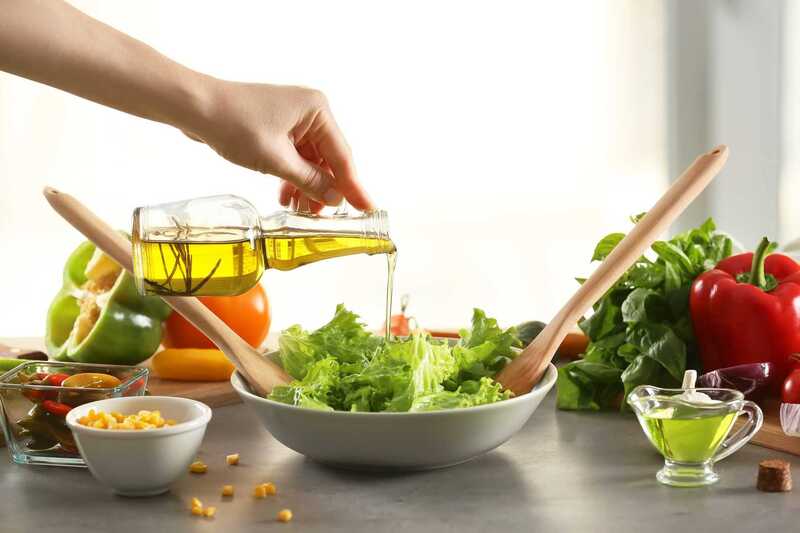 Hình ảnh Salad rau xanh với dầu oliu