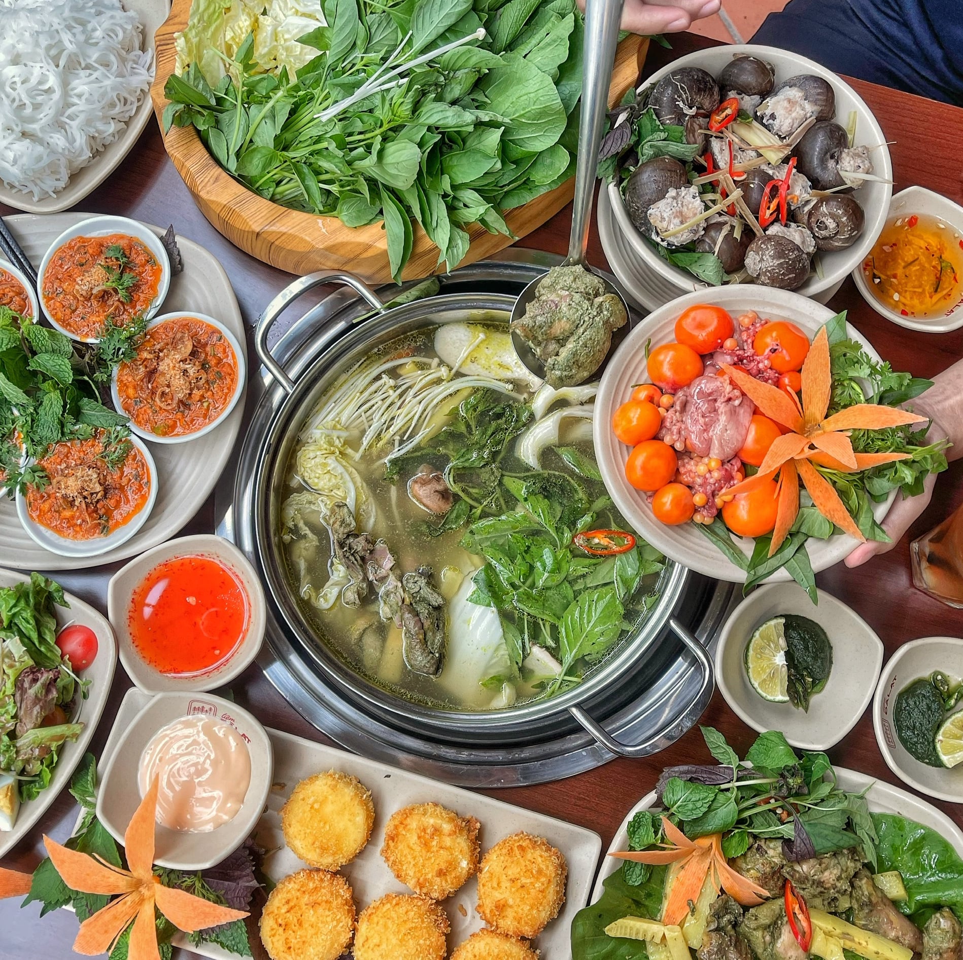 Hình ảnh lẩu gà lá é Đà Lạt