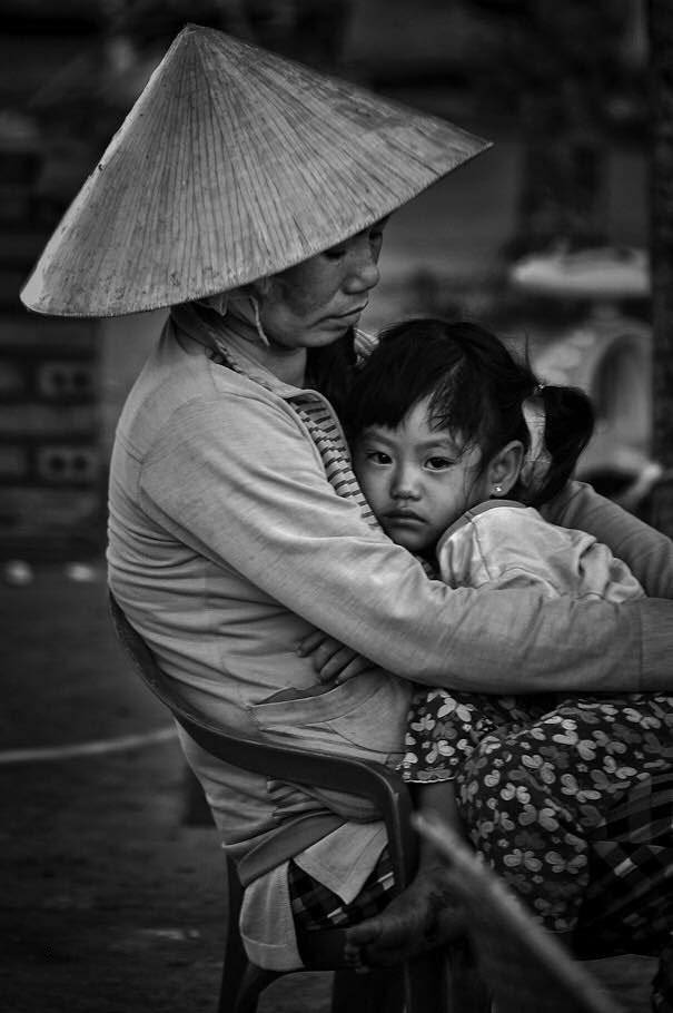 Hình ảnh người mẹ ôm con