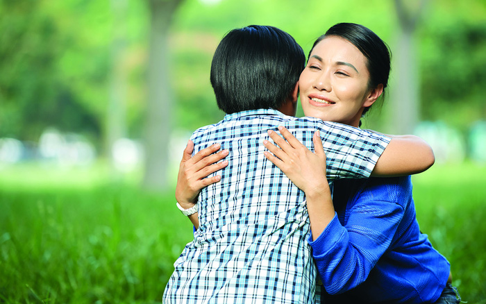 Hình ảnh người mẹ ôm con
