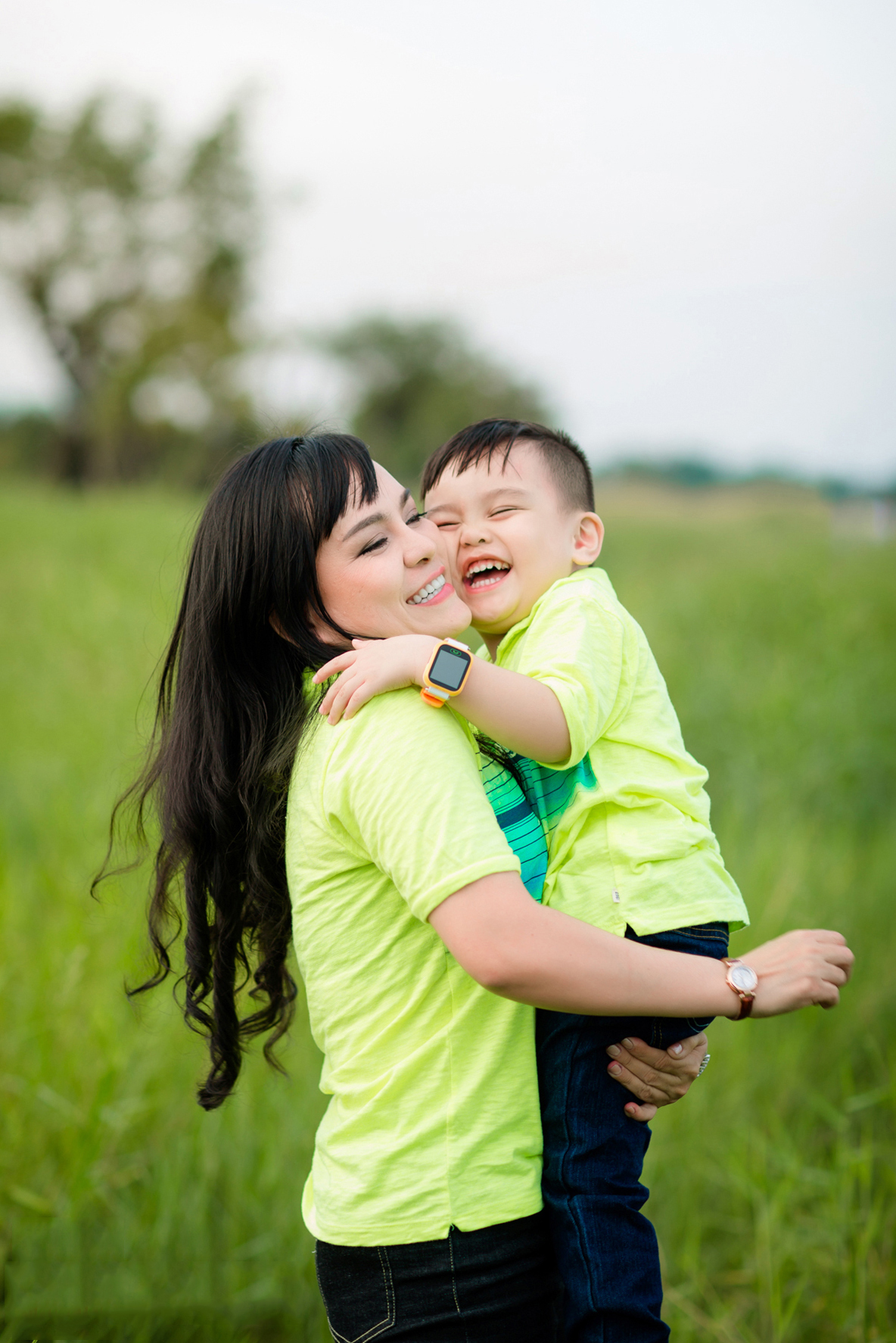 Hình ảnh người mẹ ôm con
