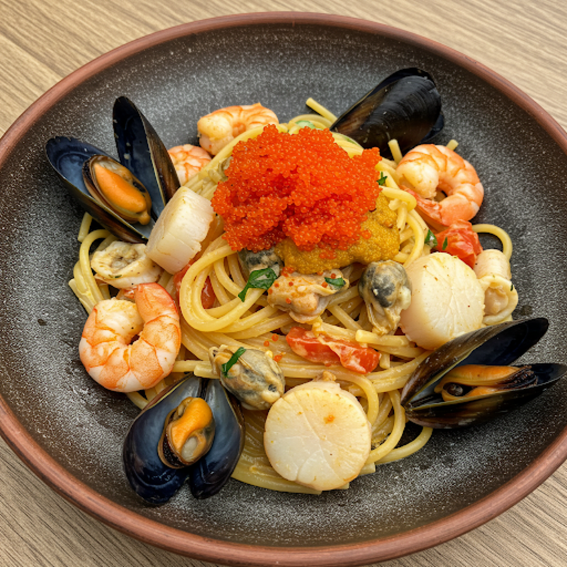 Pasta xào hải sản trứng cá hồi