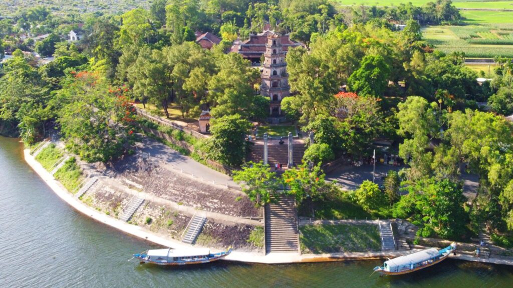 Chùa Thiên Mụ tại Huế mộng mơ