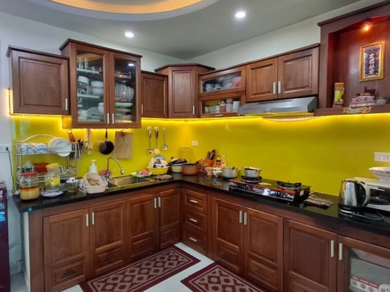 Bếp và phòng ăn tiện nghi, sẵn hệ tủ bếp gỗ