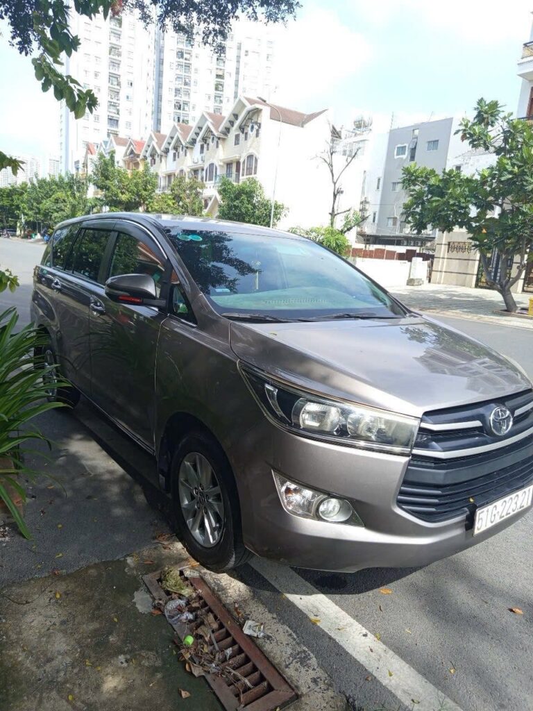 Xe du lịch 7 chỗ Toyota Innova phù hợp cho nhóm 6 người khi thuê xe du lịch Đà Nẵng.