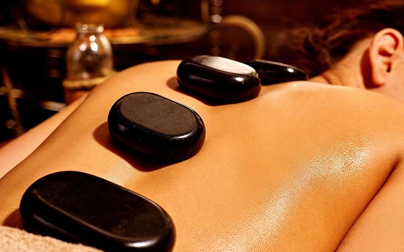 Massage body muối khoáng và đá nóng