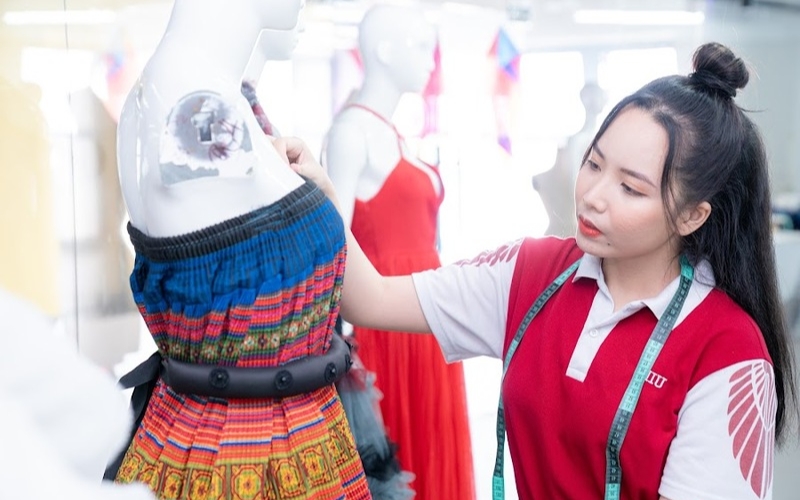 Trang phục thiết kế ứng dụng – tinh tế trong từng đường may
