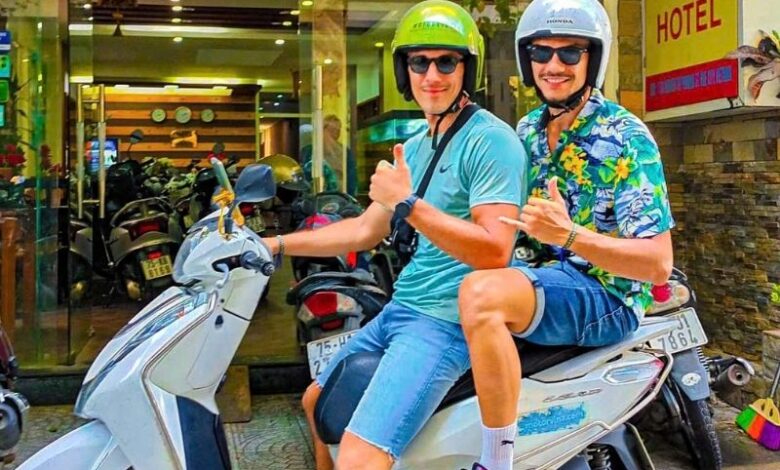 Du khách tự do khám phá Đà Nẵng bằng xe máy thuê