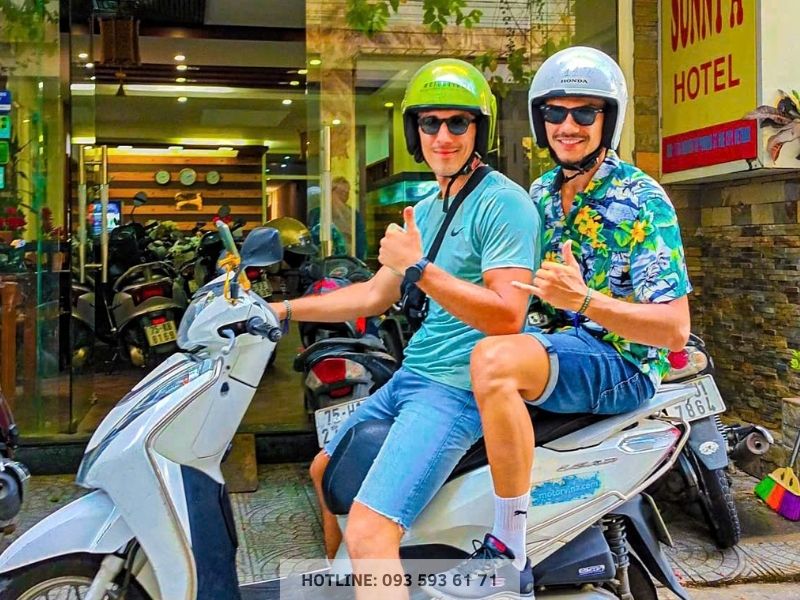 Du khách tự do khám phá Đà Nẵng bằng xe máy thuê