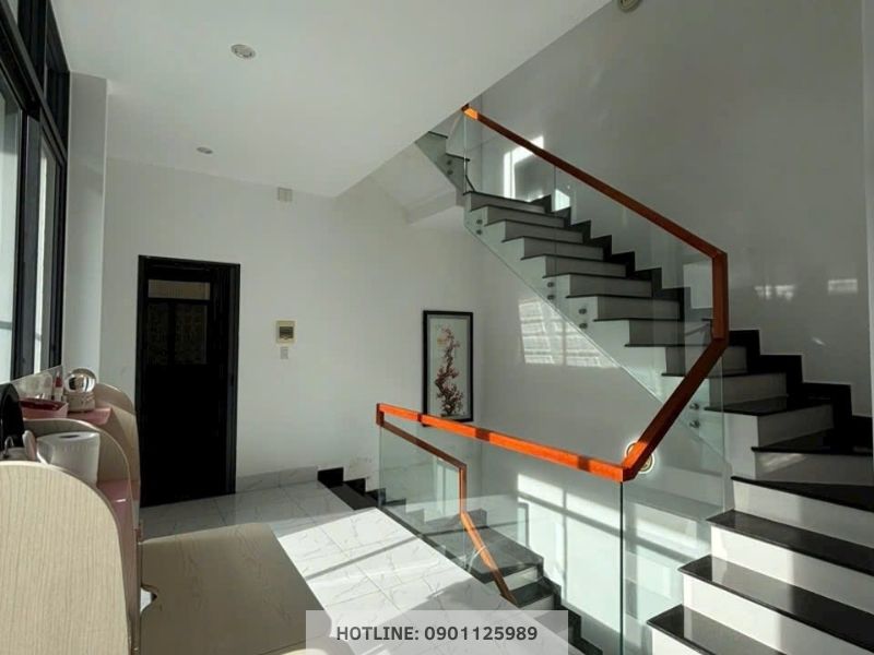 Cầu thang, hành lang rộng rãi khia mở một không gian tươi mát