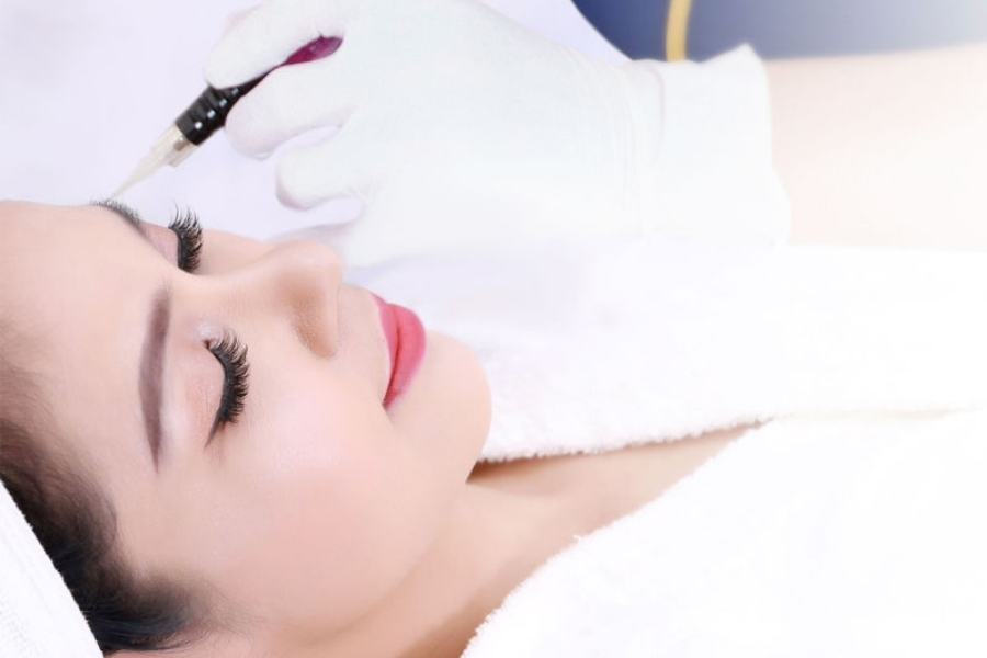 Chuyên viên đang thực hiện kỹ thuật phun thêu chân mày phong thủy cho khách hàng tại spa uy tín Đà Nẵng, giúp định hình dáng mày phù hợp mệnh và ngũ hành.