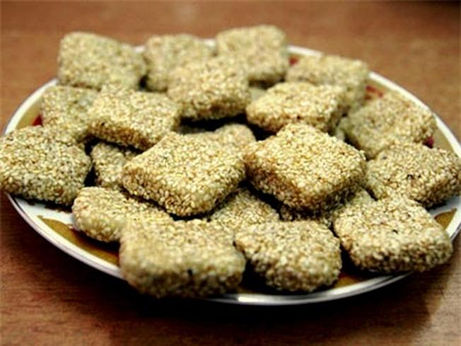 Bánh khô mè Cẩm Lệ