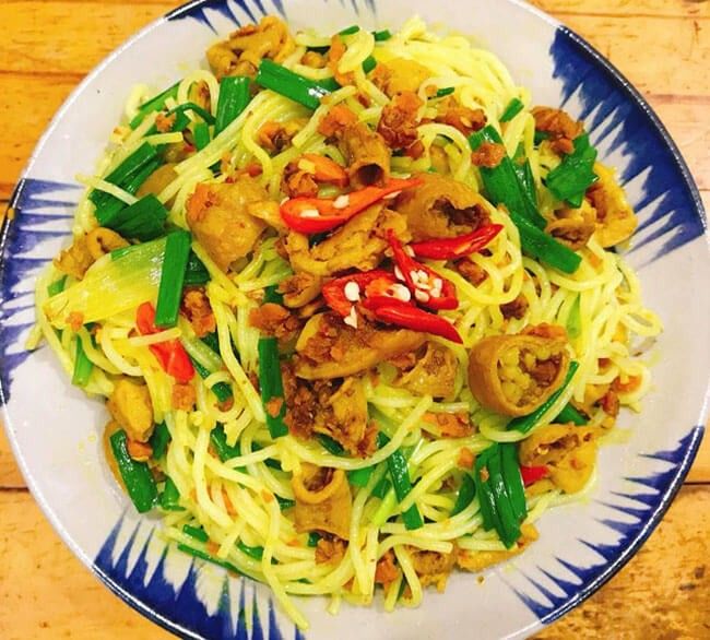 Bún lòng xào nghệ Hằng Nga – Món Quê Đậm Đà, Thơm Ngon Không Thể Bỏ Lỡ Gần Cầu Rồng